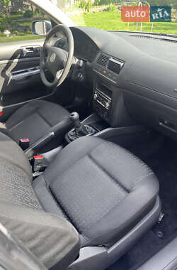 Хетчбек Volkswagen Golf 2002 в 