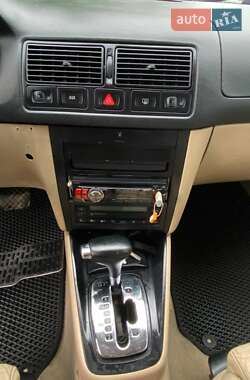 Хэтчбек Volkswagen Golf 2002 в 