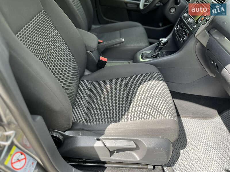 Универсал Volkswagen Golf 2011 в Буче