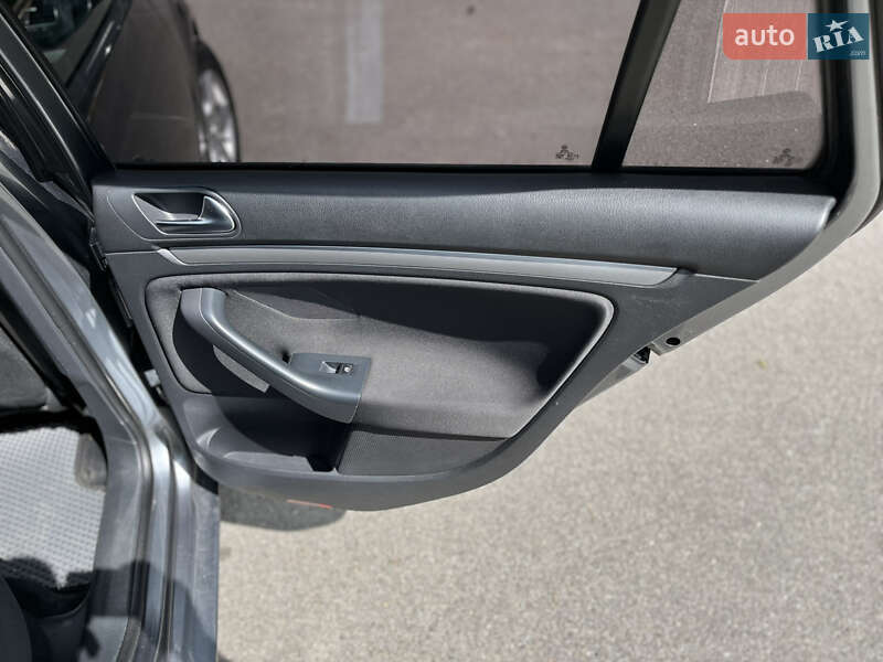 Универсал Volkswagen Golf 2011 в Буче