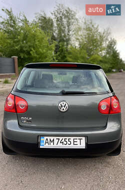 Хэтчбек Volkswagen Golf 2004 в 