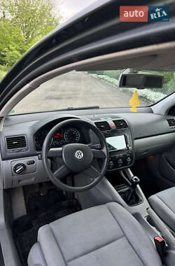 Хэтчбек Volkswagen Golf 2004 в 