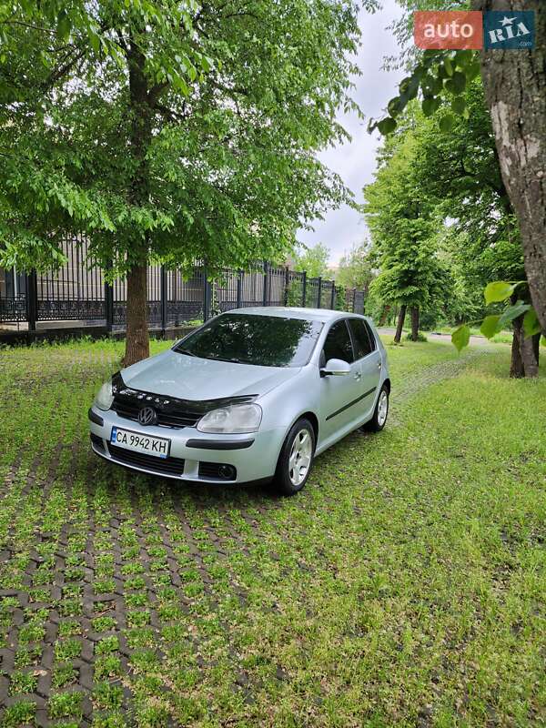 Хэтчбек Volkswagen Golf 2005 в 