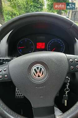 Хэтчбек Volkswagen Golf 2005 в 