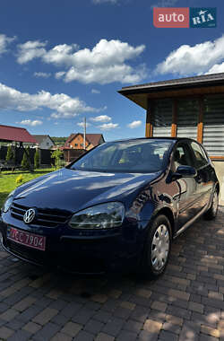 Хэтчбек Volkswagen Golf 2004 в Сторожинце