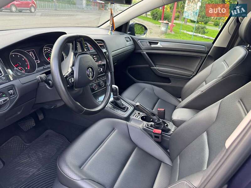 Хэтчбек Volkswagen Golf 2018 в Киеве