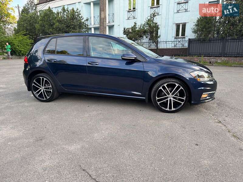 Хэтчбек Volkswagen Golf 2018 в Киеве
