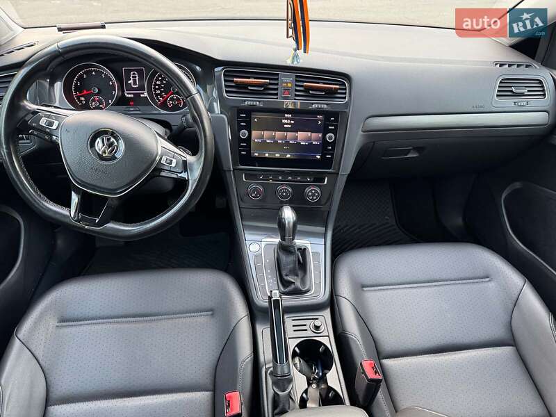 Хэтчбек Volkswagen Golf 2018 в Киеве