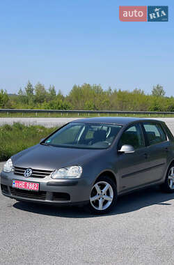 Хэтчбек Volkswagen Golf 2005 в 