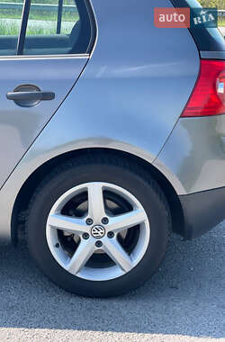 Хэтчбек Volkswagen Golf 2005 в 