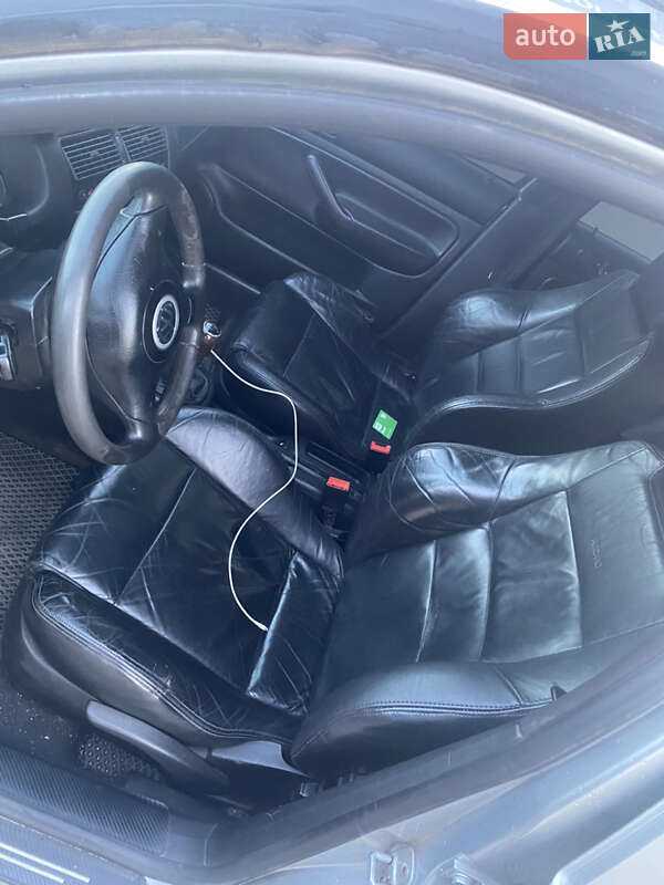 Хэтчбек Volkswagen Golf 2001 в Ирпене