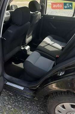 Хэтчбек Volkswagen Golf 2003 в 