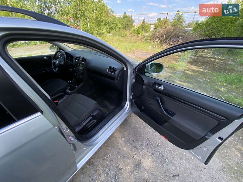 Универсал Volkswagen Golf 2010 в Калиновке
