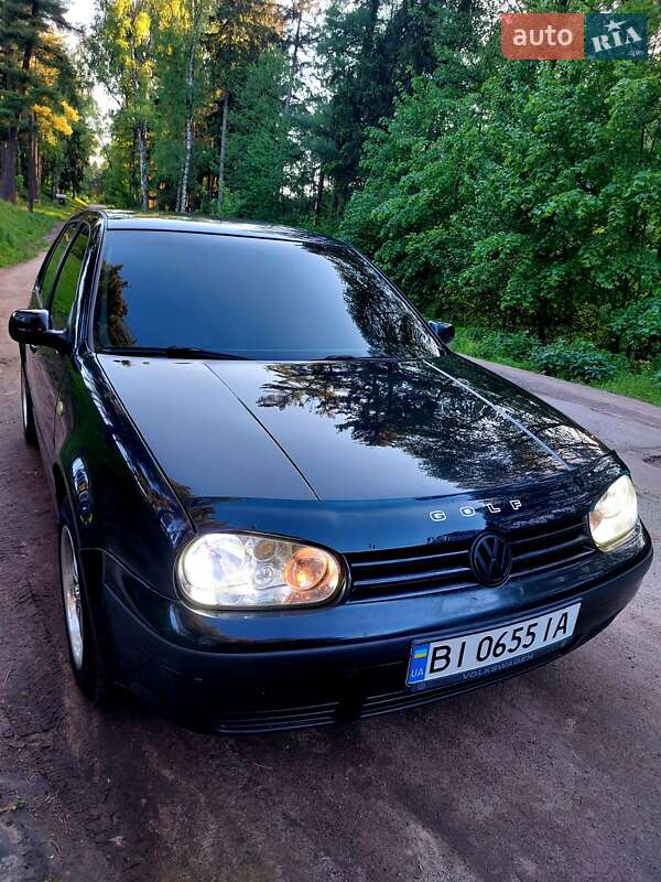 Хетчбек Volkswagen Golf 2001 в 