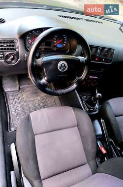 Хетчбек Volkswagen Golf 2001 в 