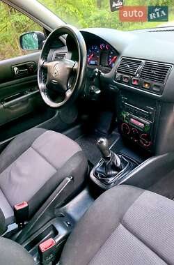 Хетчбек Volkswagen Golf 2001 в 