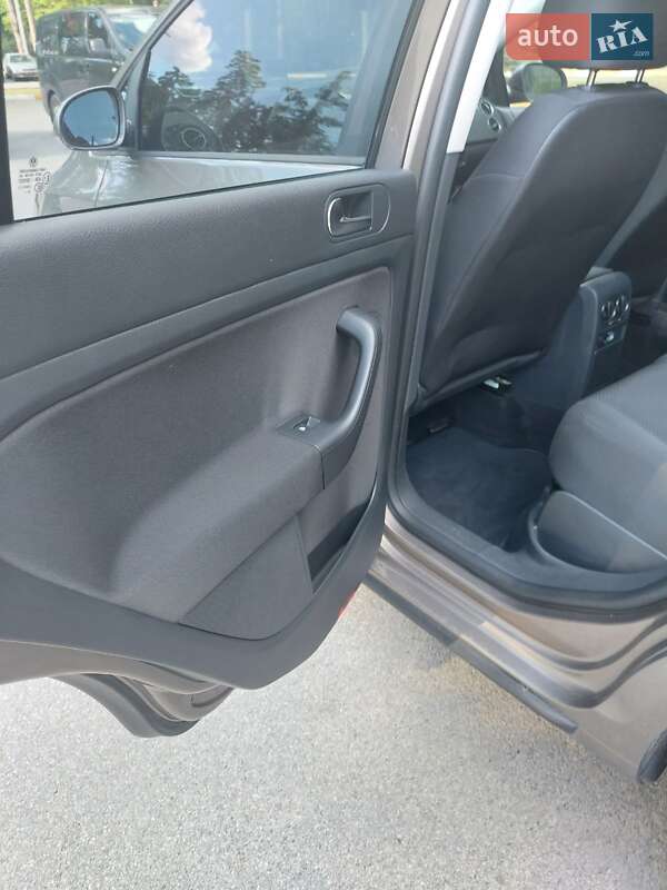 Хетчбек Volkswagen Golf 2010 в Києві