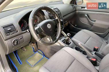 Хетчбек Volkswagen Golf 2006 в 