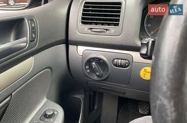 Хэтчбек Volkswagen Golf 2008 в 