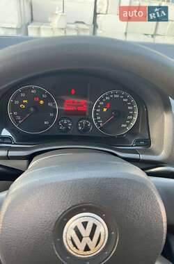 Хэтчбек Volkswagen Golf 2004 в 