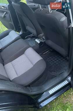 Хэтчбек Volkswagen Golf 2002 в 