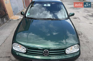 Хэтчбек Volkswagen Golf 2003 в 