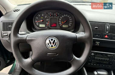 Хэтчбек Volkswagen Golf 2003 в 