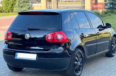 Хэтчбек Volkswagen Golf 2005 в 