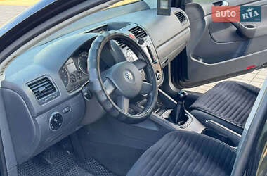Хэтчбек Volkswagen Golf 2005 в 