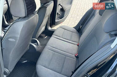 Хэтчбек Volkswagen Golf 2005 в 