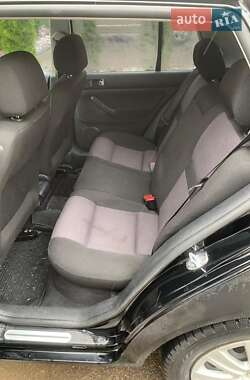 Хетчбек Volkswagen Golf 2000 в 