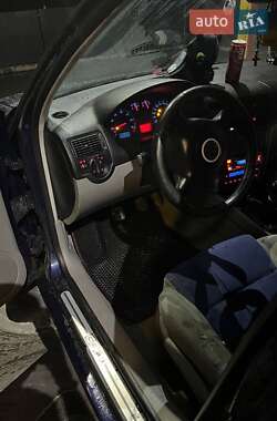 Хэтчбек Volkswagen Golf 2000 в 