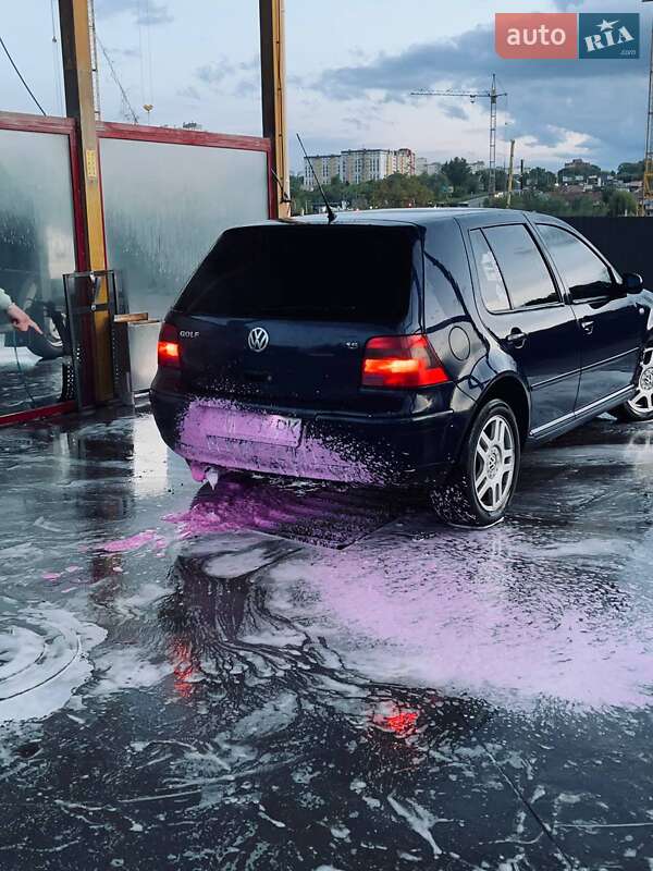 Хэтчбек Volkswagen Golf 2000 в 