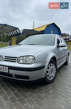 Хетчбек Volkswagen Golf 2001 в 