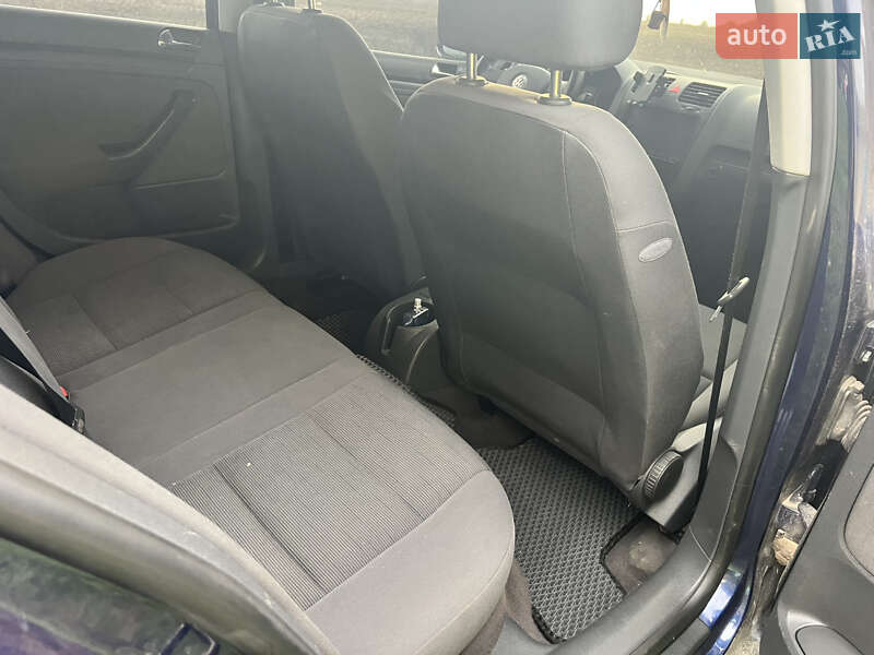 Хетчбек Volkswagen Golf 2004 в Васильківці