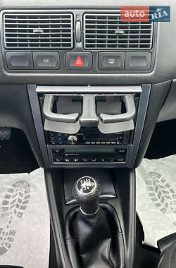 Хэтчбек Volkswagen Golf 2003 в 