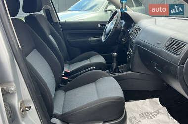 Хэтчбек Volkswagen Golf 2003 в 