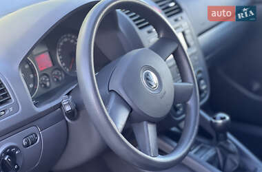 Хэтчбек Volkswagen Golf 2005 в 