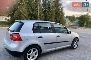 Хэтчбек Volkswagen Golf 2004 в 
