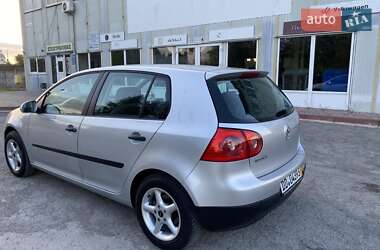 Хэтчбек Volkswagen Golf 2004 в 