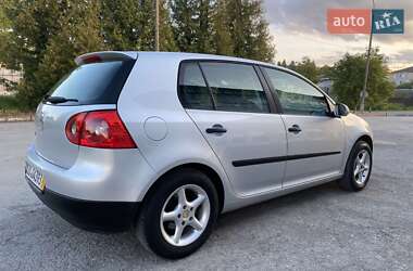 Хэтчбек Volkswagen Golf 2004 в 