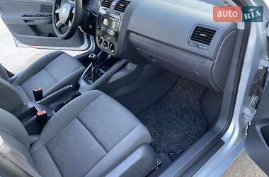 Хэтчбек Volkswagen Golf 2004 в 