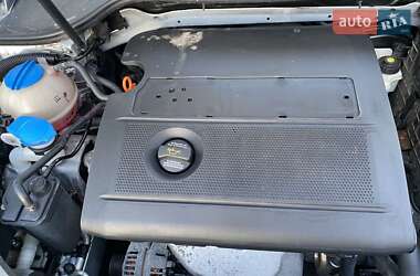 Хэтчбек Volkswagen Golf 2004 в 