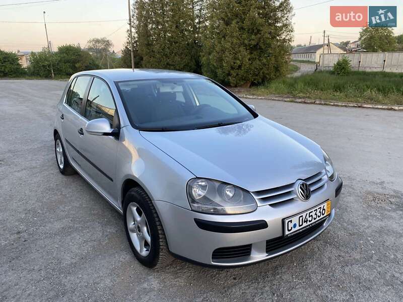 Хэтчбек Volkswagen Golf 2004 в 