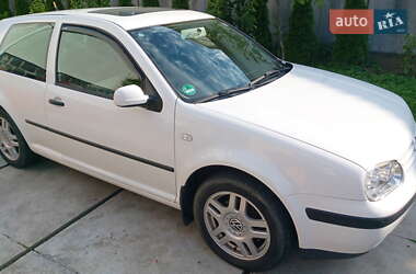 Хетчбек Volkswagen Golf 2000 в 