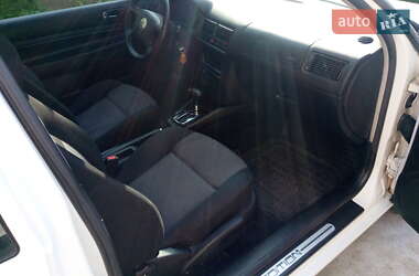 Хетчбек Volkswagen Golf 2000 в 