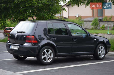Хэтчбек Volkswagen Golf 2001 в 