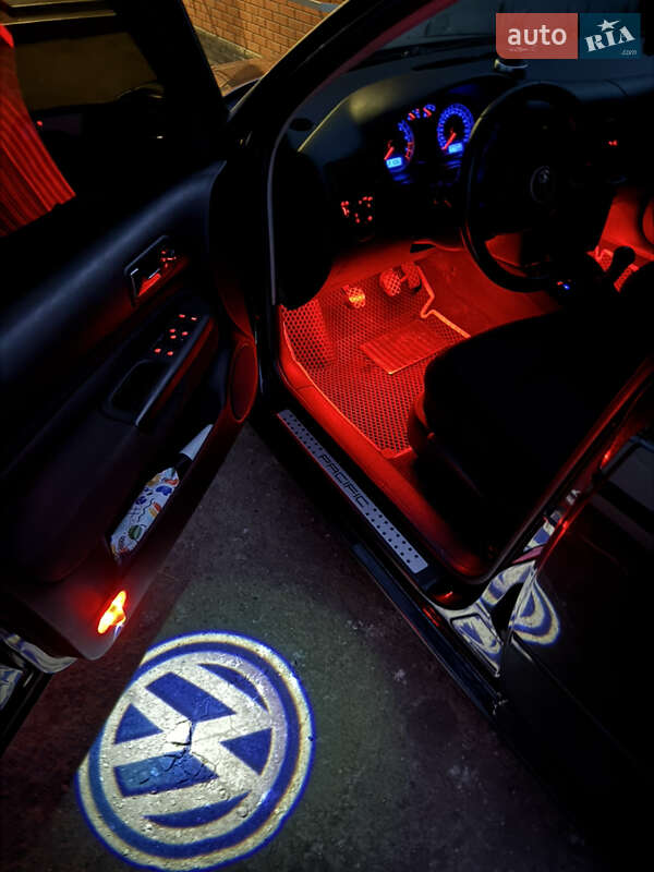 Хетчбек Volkswagen Golf 2003 в Синельниковому