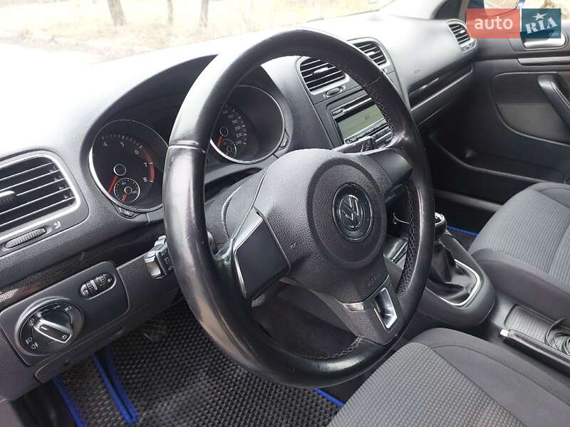 Универсал Volkswagen Golf 2010 в Хотине