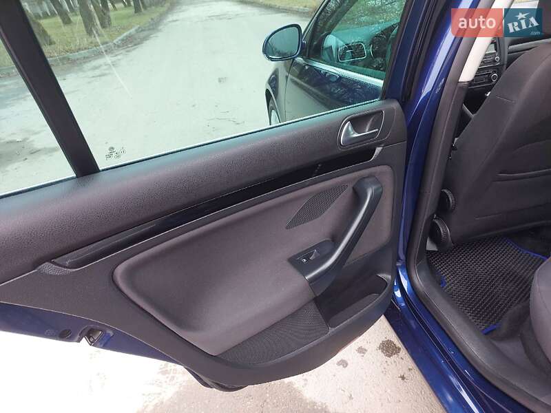 Универсал Volkswagen Golf 2010 в Хотине